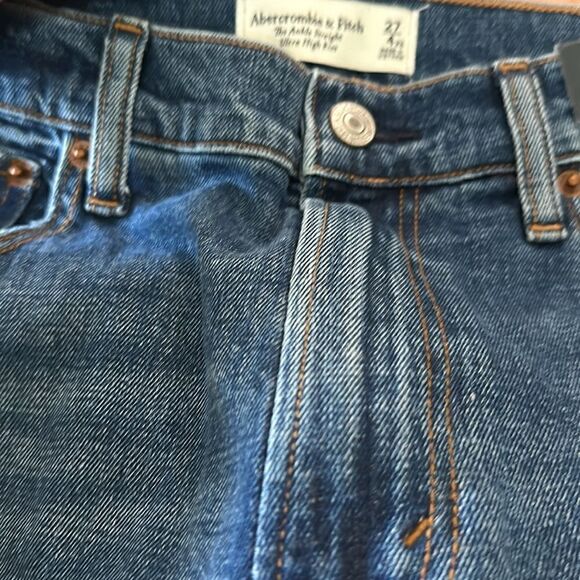 Abercrombie & Fitch | Curve Love Ultra High Rise Ankle Straight Jean | 27 XS - Picture 7 of 10